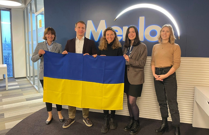 Vertreter von Menlo Electric und Energy Act for Ukraine besiegeln die Zusammenarbeit.