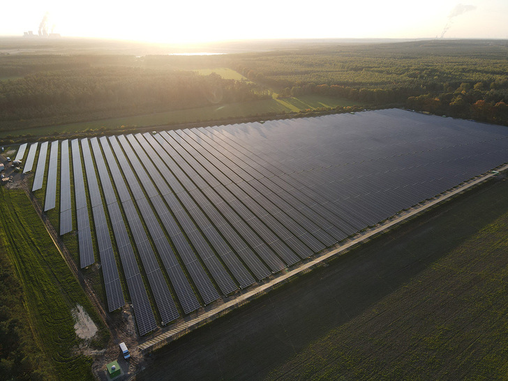 Für den Solarpark Nochten kamen mehr als 40.000 Module zum Einsatz. - © Naturenergy
