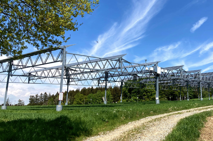 Hoch aufgeständerte Agri-PV-Anlagen brauchen dringend eine Aussicht auf bessere Förderung. - © Uni Hohenheim
