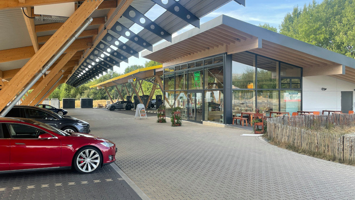 Über zeitvariable Stromtarife wird derzeit schon der Batterispeicher am Ladepark in Hilden geladen. In Zukunft können aber auch Unternehmen auf diese Weise Kosten für den Ladestrom sparen.