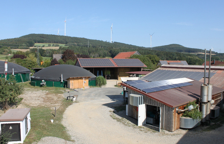 Die Landwirtschaft beim Umstieg auf eine klimaneutrale Energieversorgung helfen, das ist das Ziel der neuen Förderung in Österreich. - © IBC Solar
