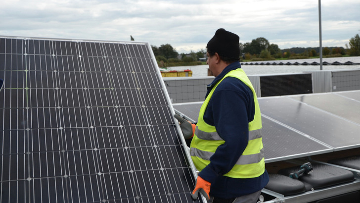Mit dem Bau von Solarparks können Kommunen und Unternehmen ihre eigene Energiewende in die Hand nehmen. - © Velka Botička
