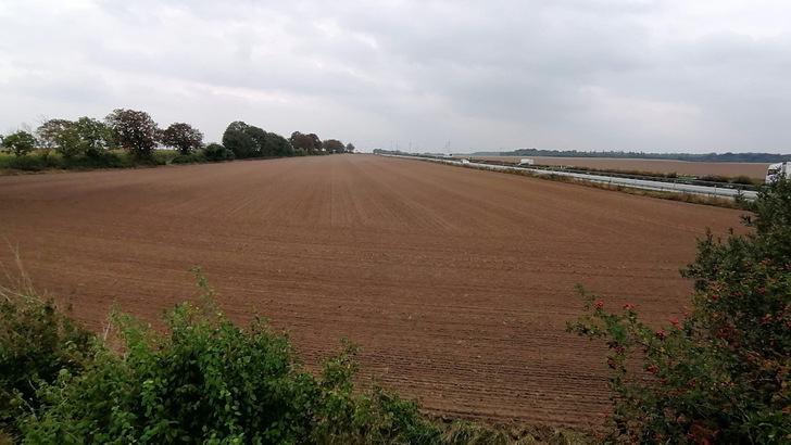 Diese Fläche mit den zugehörigen Rechten steht für einen Solarpark bereit.