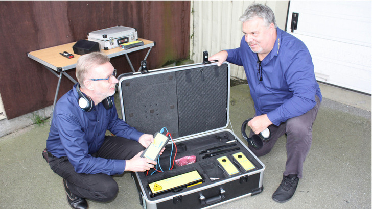 Klaus Terlinden (links) und Oliver Lenckowski aus Flensburg sind gestandene Elektromeister mit viel Erfahrung in der Photovoltaik. - © Heiko Schwarzburger
