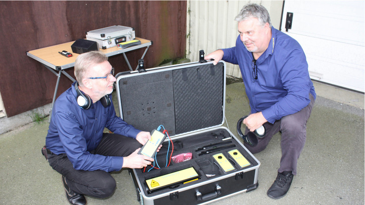 Klaus Terlinden (links) und Oliver Lenckowski aus Flensburg sind gestandene Elektromeister mit viel Erfahrung in der Photovoltaik.