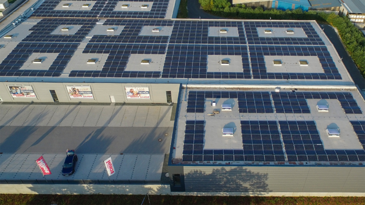 Das Dach wurde optimal mit Solarmodulen belegt.
