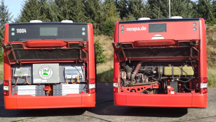 Die Umrüstung von Dieselmotor (rechts) auf Elektroantrieb (links) ist preiswerter als ein neuer Bus. - © Alternative Mobility
