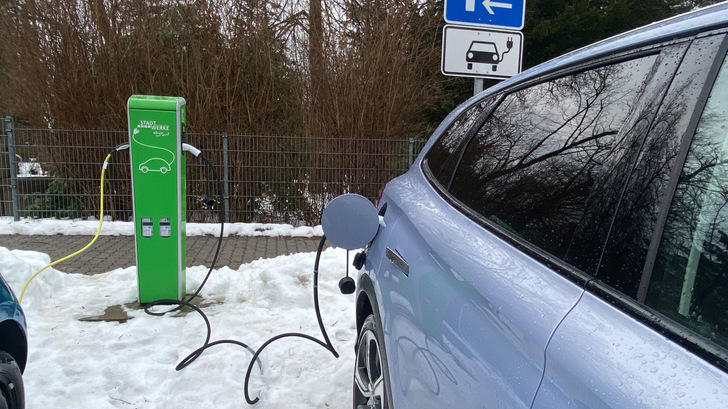 Unterwegs gibt es immer wieder eine freie Ladesäule. Viele Stadtwerke haben ihr Angebot ausgeweitet. Auch der Zugang funktioniert oft ohne Probleme.