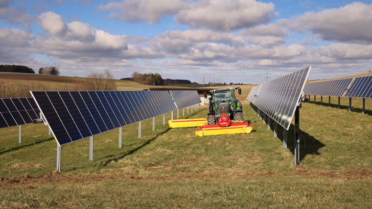 Der neue Modultracker stellt die Paneele zur Bearbeitung senkrecht. - © Zimmermann PV-Steel
