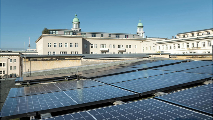 Wie hier auf dem Dach des Händel-Gymnasiums in Friedrichshain werden die Stadtwerke auch auf dem Archenhold-Gymnasium in Niederschöneweide eine Solaranlage bauen. - © Benjamin Pritzkuleit
