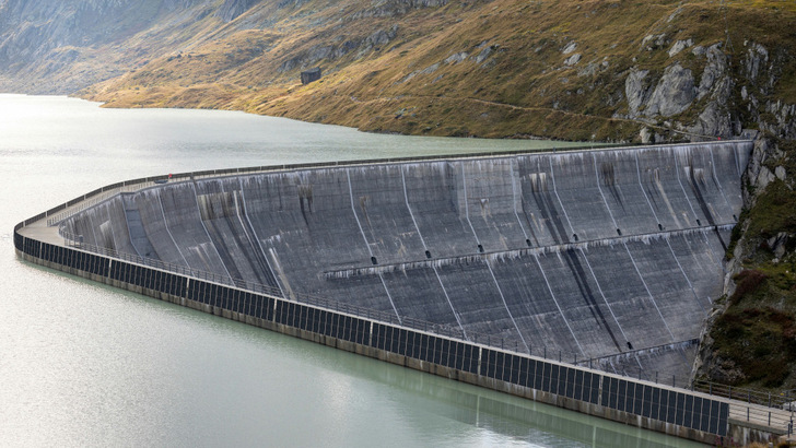 So wird die Anlagen an der Staumauer des Oberaarsees aussehen, wenn sie fertig ist. - © KWO
