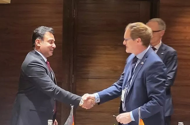 SCGJ COO Arpit Sharma und SMA CEO Jürgen Reinert für den BSW nach der Unterzeichnung.