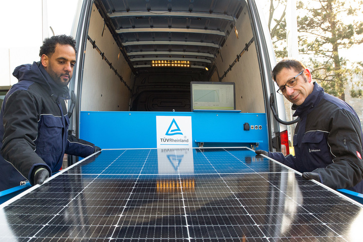 Das mobile Labor ist in ein großes Nutzfahrzeug eingebaut. - © TÜV Rheinland
