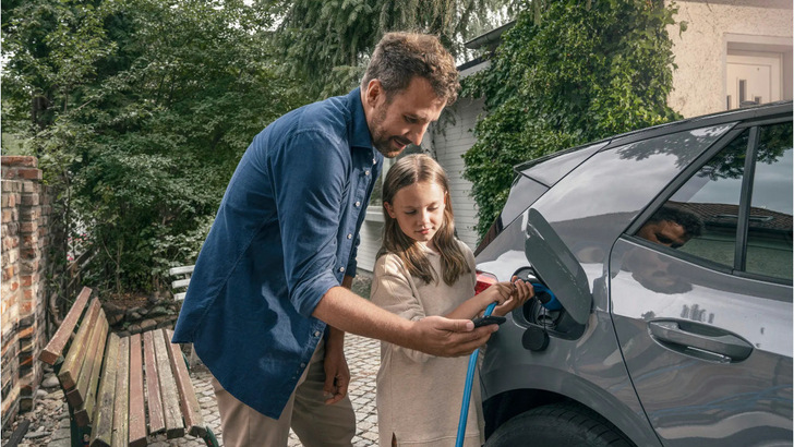 Die Elektromobilität wird am günstigsten mit eigenem Solarstrom. Die Kombination wollen Zolar und der ADAC voranbringen.