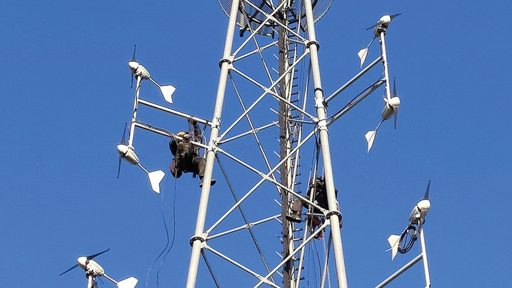 Funkmasten könnten kleine Windräder tragen, um die Stromversorgung zu sichern. - © Mowea
