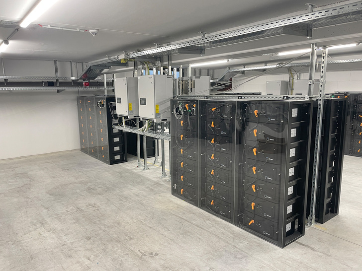 Die modularen Batteriespeicher im Projekt Haid-Power werden durch Photovoltaik aufgeladen und ins Energiemanagement-System eingebunden. - © Fraunhofer ISE
