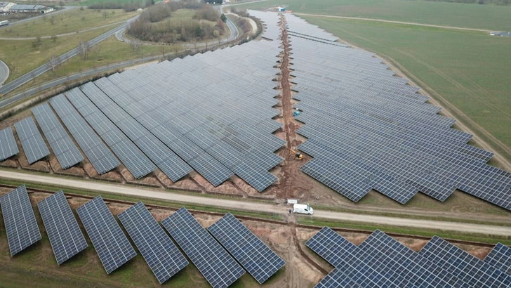 Diese Freiflächenanlage in Thüringen steht zum Verkauf. - © Milk the Sun
