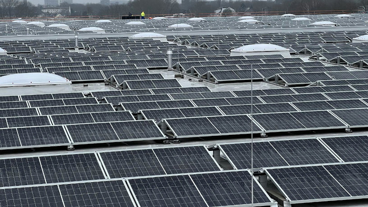 Dieser Solargenerator steht zum Verkauf.