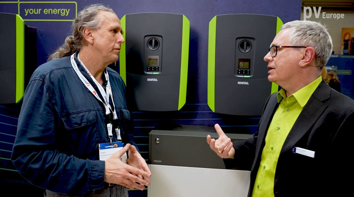 Achim Lösch (rechts) leitet den Vertrieb von Kostal Solar Electric.