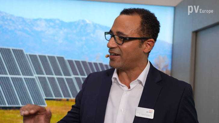 Dr. Patrick Fischer ist Experte für solare Großprojekte mit Windkraft und Großspeichern.