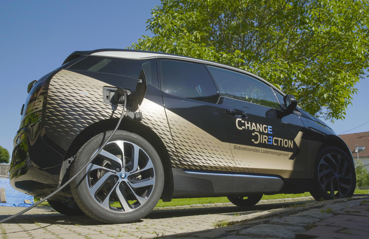 Der Autarkiegrad von Solaranlagenbesitzern mit E-Auto kann durch bidirektionales Laden mehr als verdoppeln werden.