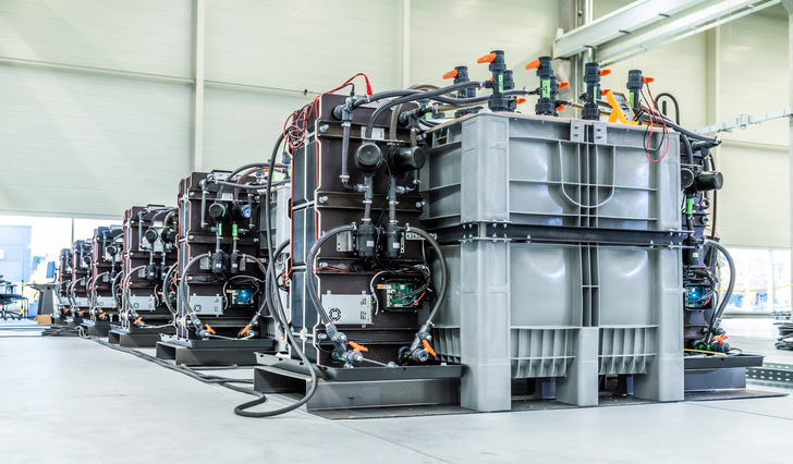 Die Batterie verwendet nicht entflammbare Flüssigkeiten sowie Feststoffe als Speichermedien.