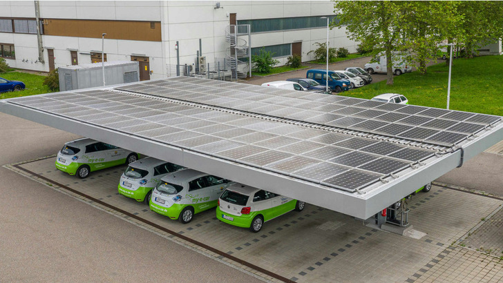 Die Förderung von solaren Überdachungen bestehender Parkplätze ergänzt die Solarpflicht für neue Parkplätze.