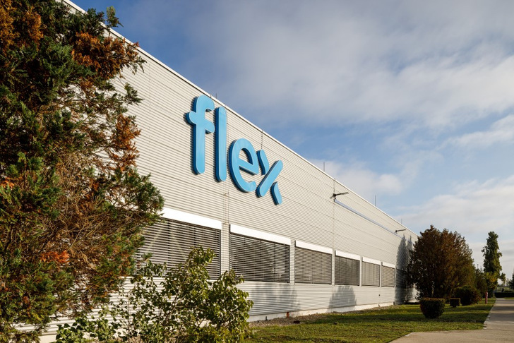 Die Mikrowechselrichter kommen aus einer Fabrik von  Flextronics International  im rumänischen Timișoara.