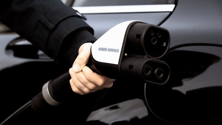 Immer mehr Menschen schaffen sich ein E-Auto an. Sie laden meist direkt am Wohnhaus.