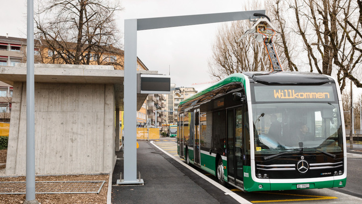 Die Ladestation an der Haltestelle in Kleinhüningen ist an die speziellen Bedürfnisse der Elektrobuss angepasst. - © Bettina Matthiessen
