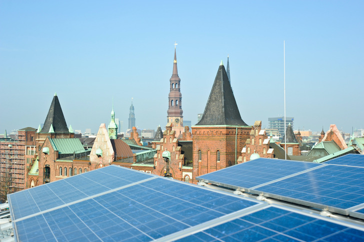 Schöner Ausblick: Die Speicherstadt und Hafencity in Hamburg können Solarstrom gut gebrauchen. - © Agenda, Wolfgang Huppertz

