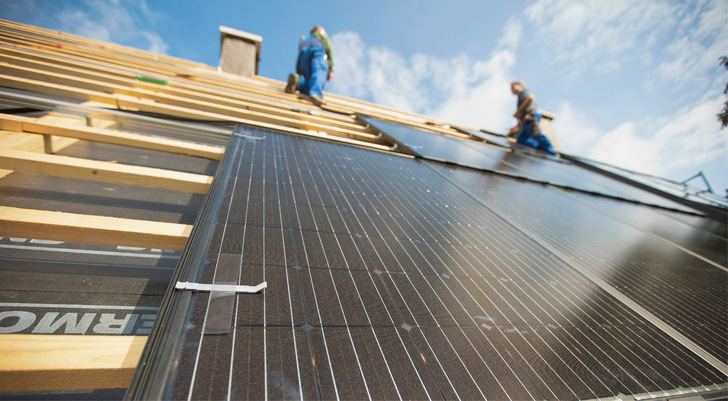 Inzwischen gibt es jede Menge Systeme für die Indachmontage von Solarmodulen. Längst bewährt hat sich die Lösung Easy-In von Solarwatt. - © Foto: Solarwatt

