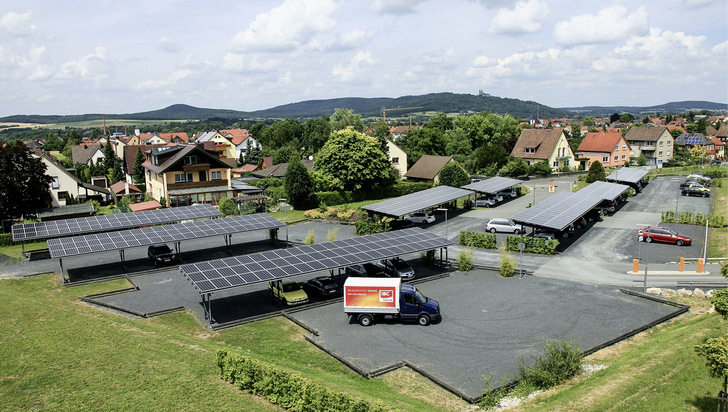 Mit der solaren Überdachung von Parkplätzen gelingt der Photovoltaik­zubau ohne zusätzliche Versiegelung von Flächen. - © Foto: IBC Solar
