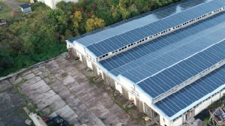 Dieses große Solardach steht zum Verkauf.