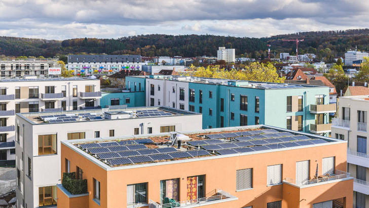 Wie hier in Tübingen werden auch die Dächer der Neubauten für die Solarenergieerzeugung genutzt. - © Peter Jammernegg/Naturstrom
