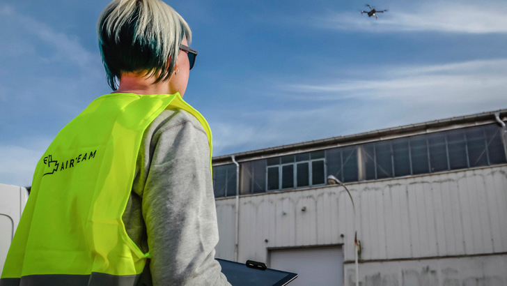 Die Drohne fliegt das Gebäude ab, um Aufnahmen von allen Seiten des Daches zu machen. - © Thomas Gorski
