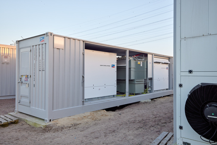 Der Batteriegroßspeicher glättet Ertragsspitzen in der Mittagszeit.