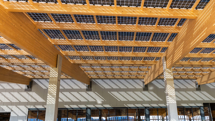 Beitriebe können mit einem Flugdach beispielsweise ihre Lagerfläche erweitern, wie dies hier der Kärntner Modulhersteller Kioto Solar gemacht hat. Wien gibt Geld dazu, wenn es solar aktiviert ist.