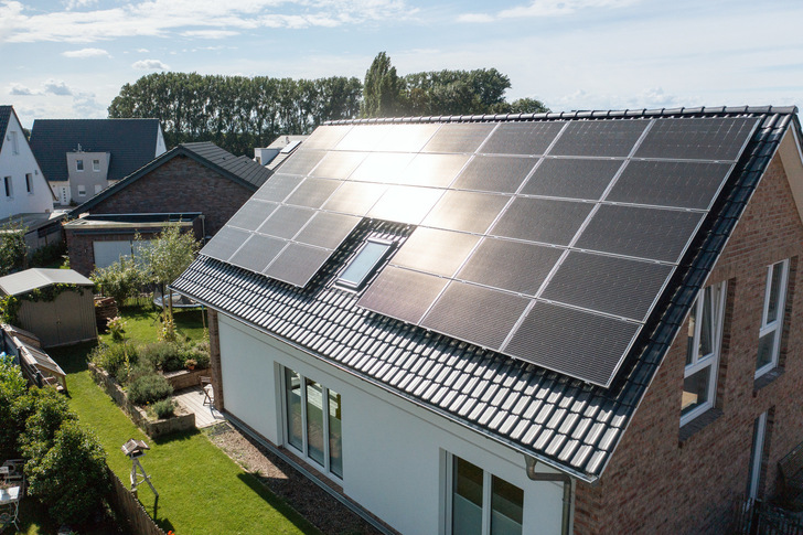 Knapp ein Drittel der Hauseigentümer, die aktuell noch keinen Solarstrom verwenden, plant die Installation einer Anlage in den kommenden zwölf Monaten. - © Solarwatt

