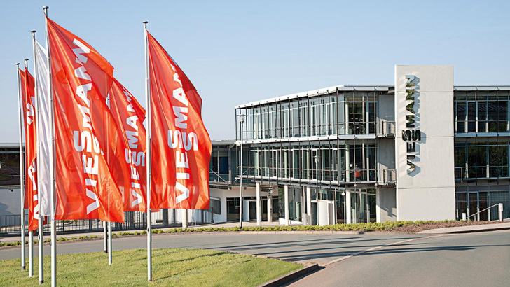 Der Hauptsitz in Allendorf bleibt zunächst erhalten. Handwerker können in Zukunft von einem breiteren Angebot profitieren. - © Viessmann Group
