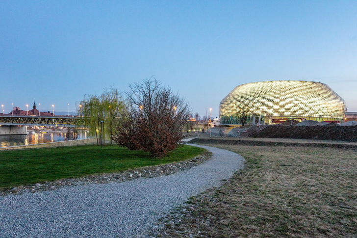 Das Solarnetz versorgt mehr als 30.000 LEDs im Novartis Pavillon. - © Novartis AG
