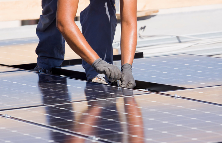 Viel zu tun: ein Monteur bei der Arbeit. - © Getty Images/iStockphoto
