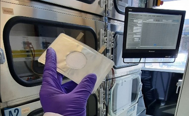 Eine innovative Lithium-Luft-Batteriezelle vor einem Teststand.