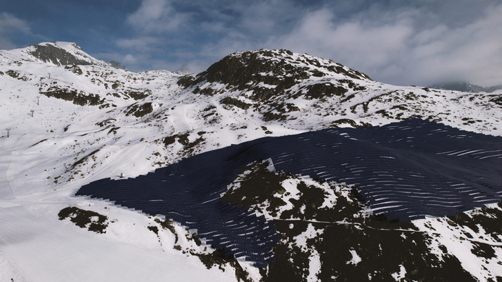 Die alpine Solaranlage Ovra Solara Magriel wird auf 2.100 Metern Höhe nahe des Gipfels La Muotta errichtet. - © Axpo
