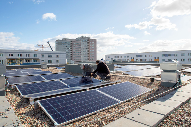 Neubau und Bestand: 71 Millionen Euro will die Baugesellschaft in Berlin in den Ausbau von Photovoltaik investieren. - © HOWOGE, Dombrowsky
