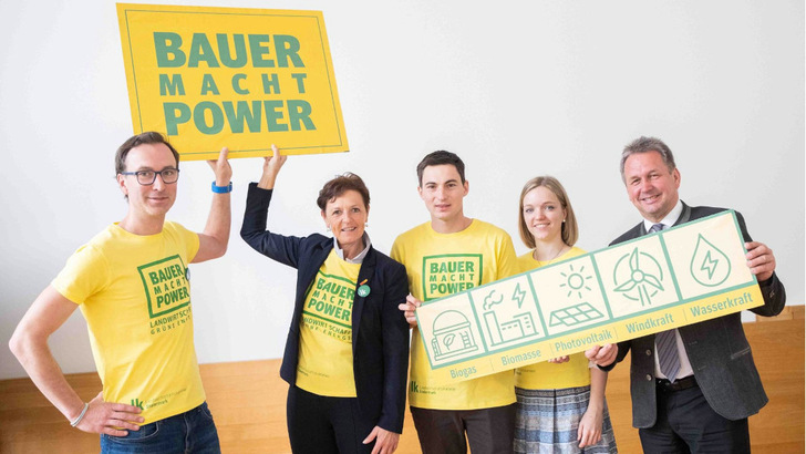 Landwirtschaftskammerpräsident Franz Tischenbacher (rechts) fordert von den Netzbetreibern, den Zugang der Solaranalgen der Landwirte zu den Stromnetzen zu verbessern. - © LK Steiermark/Danner
