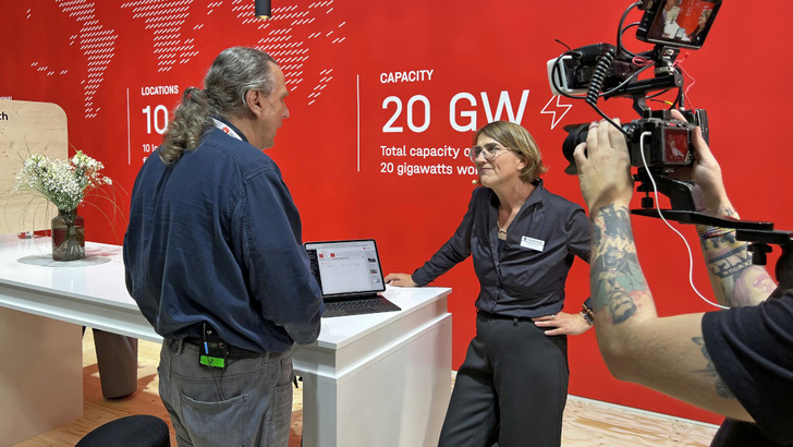 Katharina David ist Geschäftsführerin von K2 Systems. Hier ist sie im Gespräch mit Heiko Schwarzburger von der photovoltaik.