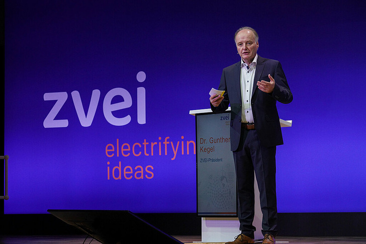 ZVEI-Präsident Dr. Gunter Kegel spricht auf dem Jahreskongress 2022. - © ZVEI/Mark Bollhorst
