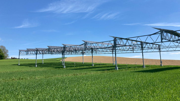 Hochaufgeständerte Solarmodule eröffnen neue Strategien gegen Trockenheit und Dürre.