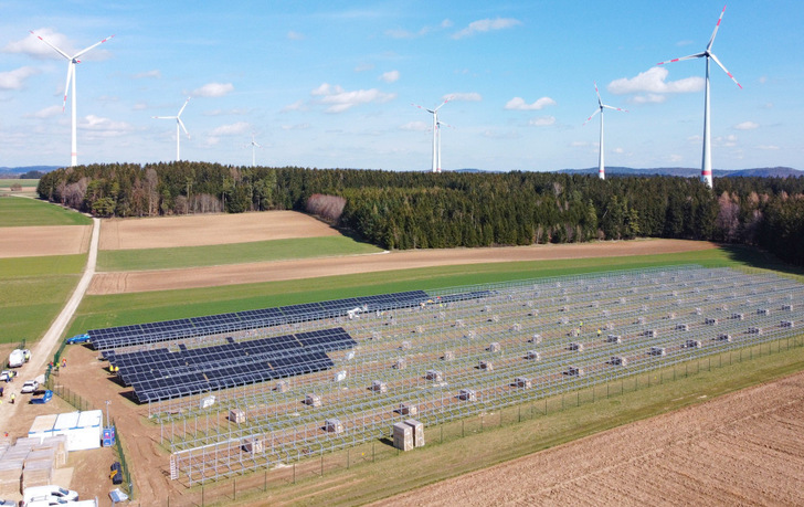 Der Windpark in Deining-Mittersthal wird um einen Solarpark ergänzt. Beide speisen am gleichen Netzpunkt ein. - © Windpower
